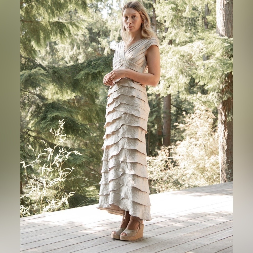 Adrianna Papell occasions ruffle V-neck metallic light gold evening dress size 6